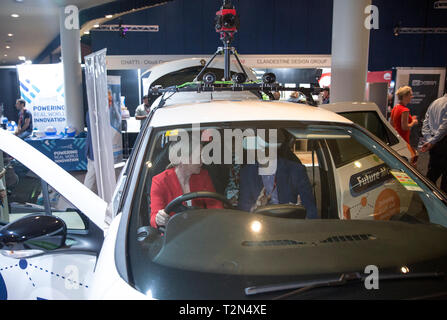 Brisbane, Australien. 2 Apr, 2019. Queensland Minister für Innovation und Tourismus Kate Jones (L) versucht, ein intelligentes Fahrzeug während einer zweitägigen Konferenz Tech, Qode, in Brisbane im Staat Queensland, Australien, 2. April 2019. Der australischen Stadt Brisbane war Gastgeber für einige der größten Namen der Region in der neuen Technologie am Dienstag, durch Einleitung einer zweitägigen Veranstaltung Innovation und digitale Entwicklung im Staat Queensland zu funken. Credit: Bai Xuefei/Xinhua/Alamy leben Nachrichten Stockfoto