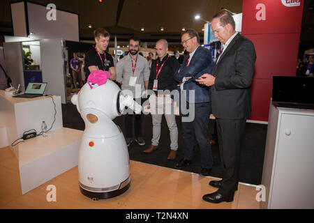 Brisbane, Australien. 2 Apr, 2019. Aussteller anzeigen ein Roboter an einem Stand in Qode, eine zweitägige Technikkonferenz in Brisbane im Staat Queensland, Australien, 2. April 2019. Der australischen Stadt Brisbane war Gastgeber für einige der größten Namen der Region in der neuen Technologie am Dienstag, durch Einleitung einer zweitägigen Veranstaltung Innovation und digitale Entwicklung im Staat Queensland zu funken. Credit: Bai Xuefei/Xinhua/Alamy leben Nachrichten Stockfoto