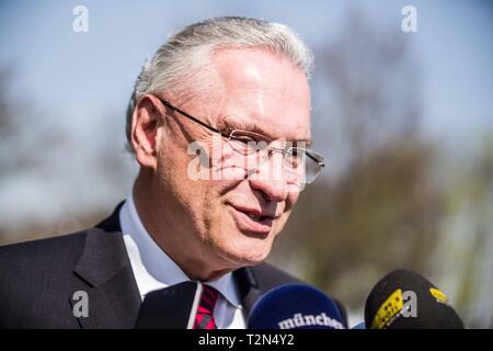 München, Bayern, Deutschland. 3 Apr, 2019. Der bayerische Innenminister Joachim Herrmann eröffnet der 7. Bayerischen Blitzmarathon für Verkehrssicherheit in der Ingolstaedter Strasse in München. Während der 24 Stunden Marathon, rund 1.900 bayerischen Polizisten wird Manning werden eine mögliche 2.000 mögliche Beschleunigung Zonen. Das Programm heißt "Bayern mobil'' "sicher ans Ziel'' und ist Teil eines größeren europäischen Anstrengungen der TISPOL europäischen Verkehr Polizei Netzwerk. Credit: Sachelle Babbar/ZUMA Draht/Alamy leben Nachrichten Stockfoto