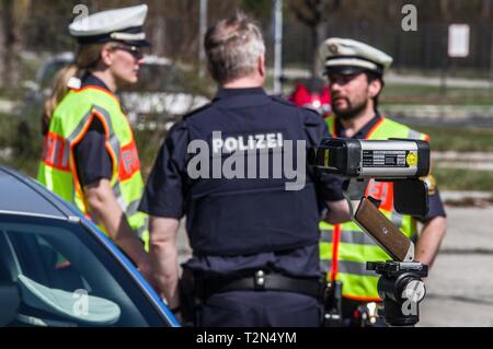 München, Bayern, Deutschland. 3 Apr, 2019. Der bayerische Innenminister Joachim Herrmann eröffnet der 7. Bayerischen Blitzmarathon für Verkehrssicherheit in der Ingolstaedter Strasse in München. Während der 24 Stunden Marathon, rund 1.900 bayerischen Polizisten wird Manning werden eine mögliche 2.000 mögliche Beschleunigung Zonen. Das Programm heißt "Bayern mobil'' "sicher ans Ziel'' und ist Teil eines größeren europäischen Anstrengungen der TISPOL europäischen Verkehr Polizei Netzwerk. Credit: Sachelle Babbar/ZUMA Draht/Alamy leben Nachrichten Stockfoto