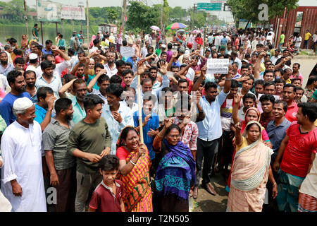 Dhaka, Bangladesch. 03 Apr, 2019. Jute Mühle Arbeitnehmer in Damra Blockade das Personal Viertel auf der Dhaka - Sylhet highway als Ihren 72-stündigen Streik, 02. April 2019, Dhaka, Bangladesch begann. Credit: SK Hasan Ali/Alamy leben Nachrichten Stockfoto