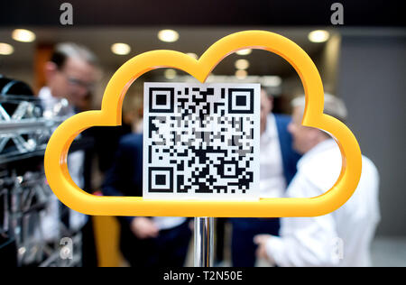 Hannover, Deutschland. 03 Apr, 2019. Das Symbol einer Cloud steht vor einem Conveyor System über eine Wolke im Continental und Stand auf der Hannover Messe gesteuert. Vom 1. bis 5. April, auf der Hannover Messe alles rund um die Vernetzung, Lernen, Maschinen und dem Internet der Dinge. Credit: Hauke-Christian Dittrich/dpa/Alamy leben Nachrichten Stockfoto