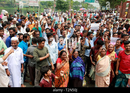 Dhaka, Bangladesch. 03 Apr, 2019. Jute Mühle Arbeitnehmer in Damra Blockade das Personal Viertel auf der Dhaka - Sylhet highway als Ihren 72-stündigen Streik, 02. April 2019, Dhaka, Bangladesch begann. Credit: SK Hasan Ali/Alamy leben Nachrichten Stockfoto