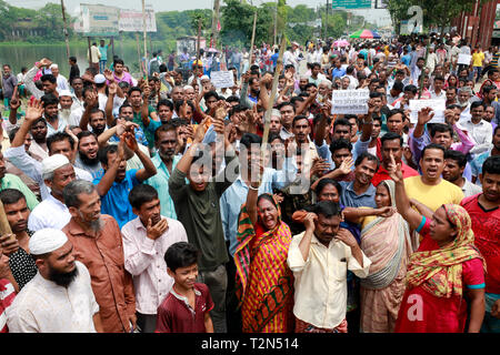 Dhaka, Bangladesch. 03 Apr, 2019. Jute Mühle Arbeitnehmer in Damra Blockade das Personal Viertel auf der Dhaka - Sylhet highway als Ihren 72-stündigen Streik, 02. April 2019, Dhaka, Bangladesch begann. Credit: SK Hasan Ali/Alamy leben Nachrichten Stockfoto