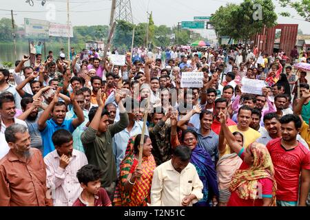 Dhaka, Bangladesch. 03 Apr, 2019. Jute Mühle Arbeitnehmer in Damra Blockade das Personal Viertel auf der Dhaka - Sylhet highway als Ihren 72-stündigen Streik, 02. April 2019, Dhaka, Bangladesch begann. Credit: SK Hasan Ali/Alamy leben Nachrichten Stockfoto