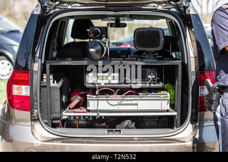 München, Bayern, Deutschland. 3 Apr, 2019. Der bayerische Innenminister Joachim Herrmann eröffnet der 7. Bayerischen Blitzmarathon für Verkehrssicherheit in der Ingolstaedter Strasse in München. Während der 24 Stunden Marathon, rund 1.900 bayerischen Polizisten wird Manning werden eine mögliche 2.000 mögliche Beschleunigung Zonen. Das Programm heißt "Bayern mobil'' "sicher ans Ziel'' und ist Teil eines größeren europäischen Anstrengungen der TISPOL europäischen Verkehr Polizei Netzwerk. Credit: Sachelle Babbar/ZUMA Draht/Alamy leben Nachrichten Stockfoto