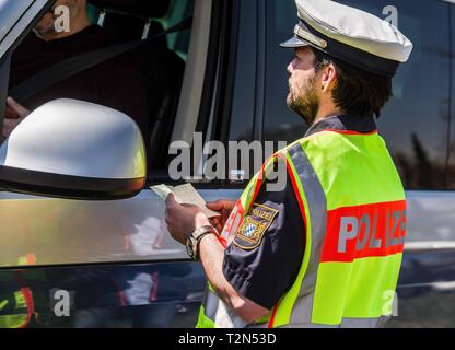 München, Bayern, Deutschland. 3 Apr, 2019. Der bayerische Innenminister Joachim Herrmann eröffnet der 7. Bayerischen Blitzmarathon für Verkehrssicherheit in der Ingolstaedter Strasse in München. Während der 24 Stunden Marathon, rund 1.900 bayerischen Polizisten wird Manning werden eine mögliche 2.000 mögliche Beschleunigung Zonen. Das Programm heißt "Bayern mobil'' "sicher ans Ziel'' und ist Teil eines größeren europäischen Anstrengungen der TISPOL europäischen Verkehr Polizei Netzwerk. Credit: Sachelle Babbar/ZUMA Draht/Alamy leben Nachrichten Stockfoto