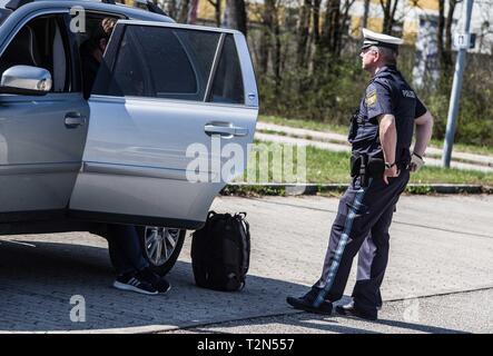 München, Bayern, Deutschland. 3 Apr, 2019. Der bayerische Innenminister Joachim Herrmann eröffnet der 7. Bayerischen Blitzmarathon für Verkehrssicherheit in der Ingolstaedter Strasse in München. Während der 24 Stunden Marathon, rund 1.900 bayerischen Polizisten wird Manning werden eine mögliche 2.000 mögliche Beschleunigung Zonen. Das Programm heißt "Bayern mobil'' "sicher ans Ziel'' und ist Teil eines größeren europäischen Anstrengungen der TISPOL europäischen Verkehr Polizei Netzwerk. Credit: Sachelle Babbar/ZUMA Draht/Alamy leben Nachrichten Stockfoto