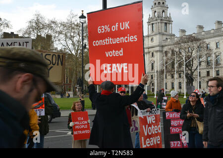Parliament Square, London, UK. 3. Apr 2019. Harte Brexit unterstützer Protest auf der Straße gegenüber des Parlaments. London, 03. April 2019. Quelle: Thomas Krych/Alamy leben Nachrichten Stockfoto