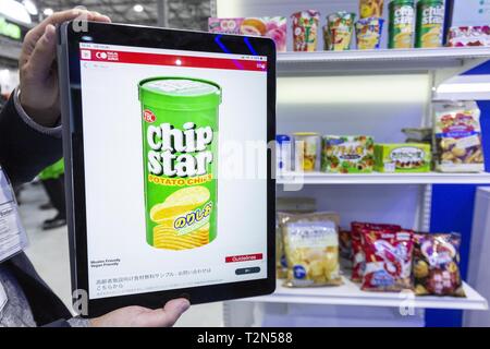 Tokio, Japan. 3 Apr, 2019. Eine Tafel zeigt eine App Halal Gourmet Japan während des 3 Ausstellung und Konferenz für Künstliche Intelligenz (AI EXPO Tokyo 2019) in Tokyo BigSight. AI Expo ist Japans größte Messe in AI Technologien und Dienstleistungen für Fachleute im Bereich spezialisiert. Credit: Rodrigo Reyes Marin/ZUMA Draht/Alamy leben Nachrichten Stockfoto