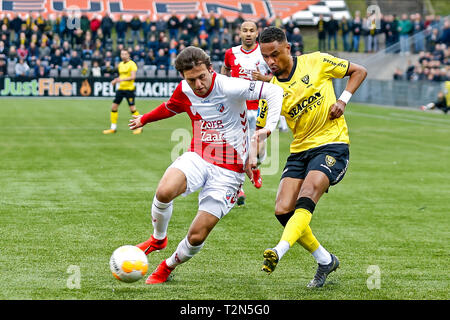 VENLO - 03-04-2019, Stadion De Koel, niederländischen Eredivisie Saison 2018/2019. Utrecht Spieler Joris van Overeem (L) und VVV Spediteur Patrick Joosten (R) während des Spiels VVV-Utrecht. Stockfoto