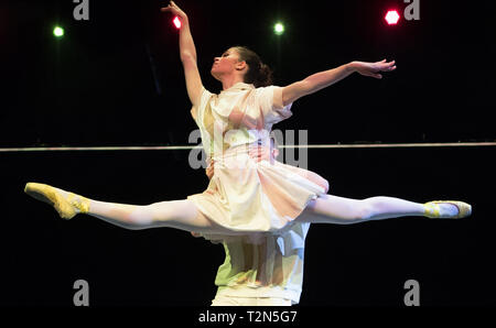 Berlin, Deutschland. 03 Apr, 2019. Tänzerinnen und Tänzer des Urban Dance Gruppe Flying Steps auf der Bühne wird bei der Premiere von "Flying Pictures' in der Historischen Halle des Hamburger Bahnhofs. Die Show kann vom 5. April bis 2. Juni 2019. Quelle: Jörg Carstensen/dpa/Alamy leben Nachrichten Stockfoto