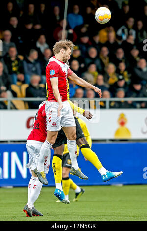 VENLO - 03-04-2019, Stadion De Koel, niederländischen Eredivisie Saison 2018/2019. Utrecht player Willem Janssen entfernt die Kugel von der defensiven Linie während des Spiels VVV-Utrecht. Stockfoto