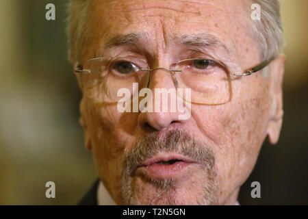 Bukarest, Rumänien - April 02, 2019: Emil Constantinescu, ehemaliger Präsident von Rumänien, spricht vor der Presse anlässlich des 15. Jahrestages der Beitritt Rumäniens in die Nato, in Bukarest. Credit: Lcv/Alamy leben Nachrichten Stockfoto