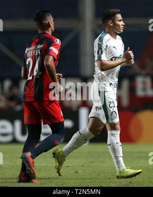 Buenos Aires, Argentinien. 02 Apr, 2019. Raphael Veiga von SE Palmeiras, gegen CA San Lorenzo ein, während ein Gleiches gilt für die dritte Runde, Gruppe, der Copa Libertadores, Pedro Bidegain Stadion (El Nuevo Gasómetro). Credit: Cesar Greco/FotoArena/Alamy leben Nachrichten Stockfoto