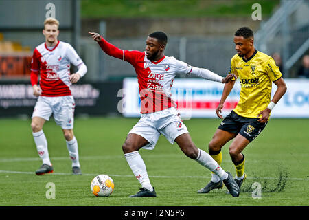 VENLO - 03-04-2019, Stadion De Koel, niederländischen Eredivisie Saison 2018/2019. Utrecht player Riechedly Bazoer (L) und VVV Spediteur Patrick Joosten (R) während des Spiels VVV-Utrecht. Stockfoto