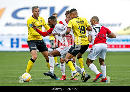 VENLO - 03-04-2019, Stadion De Koel, niederländischen Eredivisie Saison 2018/2019. Utrecht player Riechedly Bazoer (L) und VVV Spediteur Patrick Joosten (R) während des Spiels VVV-Utrecht. Stockfoto