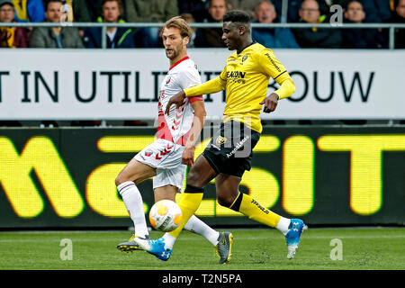 VENLO - 03-04-2019, Stadion De Koel, niederländischen Eredivisie Saison 2018/2019. VVV Spediteur Peniel Mlapa (R) und Utrecht player Willem Janssen (L) während des Spiels VVV-Utrecht. Stockfoto