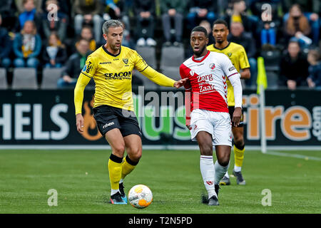 VENLO - 03-04-2019, Stadion De Koel, niederländischen Eredivisie Saison 2018/2019. VVV Spediteur Ralf Seuntjens (L) und Utrecht player Riechedly Bazoer (R) während des Spiels VVV-Utrecht. Stockfoto