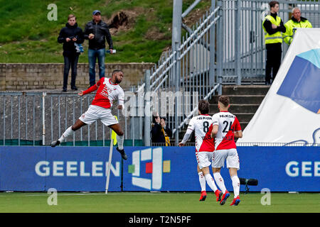 VENLO - 03-04-2019, Stadion De Koel, niederländischen Eredivisie Saison 2018/2019. Utrecht player Riechedly Bazoer (L) feiert seine 1-1 während des Spiels VVV-Utrecht. Stockfoto