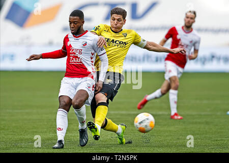 VENLO - 03-04-2019, Stadion De Koel, niederländischen Eredivisie Saison 2018/2019. Utrecht player Riechedly Bazoer (L) und VVV defender Moreno Rutten (R) während des Spiels VVV-Utrecht. Stockfoto