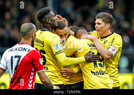 VENLO - 03-04-2019, Stadion De Koel, niederländischen Eredivisie Saison 2018/2019. VVV Spediteur Peniel Mlapa (L) VVV Mittelfeldspieler Johnatan Opoku (C) und VVV defender Moreno Rutten (R) während des Spiels VVV-Utrecht. Stockfoto