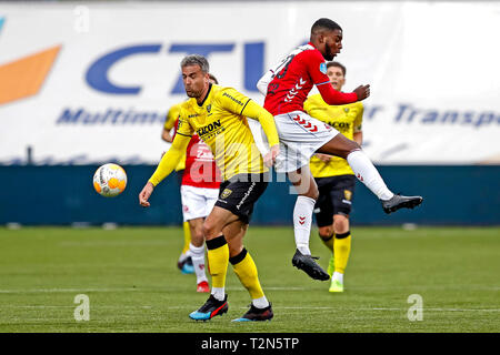 VENLO - 03-04-2019, Stadion De Koel, niederländischen Eredivisie Saison 2018/2019. VVV Spediteur Ralf Seuntjens (L) und Utrecht player Riechedly Bazoer (R) während des Spiels VVV-Utrecht. Stockfoto