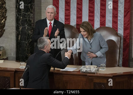 Washington, District of Columbia, USA. 3 Apr, 2019. Sprecherin des Repräsentantenhauses Nancy Pelosi (D-CA) schüttelt Hände mit NATO-Generalsekretär Jens Stoltenberg vor seiner Adresse vor einer gemeinsamen Sitzung des Kongresses zum 70jährigen Bestehen der NATO, 3. April 2019 Credit: Douglas Christian/ZUMA Draht/Alamy leben Nachrichten Stockfoto