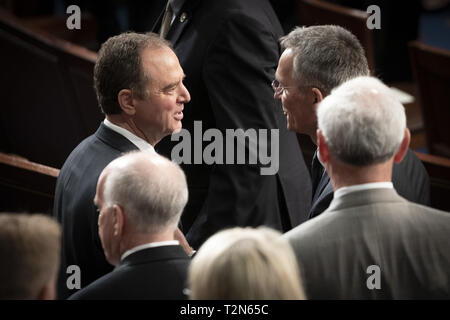 Washington, District of Columbia, USA. 3 Apr, 2019. Geheimdienstausschusses Vorsitzender ADAM SCHIFF (D-CA) begrüßt NATO-Generalsekretär Jens Stoltenberg nach seiner Adresse vor einer gemeinsamen Sitzung des Kongresses zum 70jährigen Bestehen der NATO, 3. April 2019 Credit: Douglas Christian/ZUMA Draht/Alamy leben Nachrichten Stockfoto