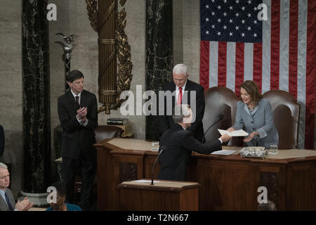 Washington, District of Columbia, USA. 3 Apr, 2019. NATO-Generalsekretär Jens Stoltenberg die Sprecherin des Repräsentantenhauses Nancy Pelosi (D-CA) den Text seiner Rede vor seiner Ansprache vor einer gemeinsamen Sitzung des Kongresses zum 70jährigen Bestehen der NATO, 3. April 2019 Credit: Douglas Christian/ZUMA Draht/Alamy leben Nachrichten Stockfoto