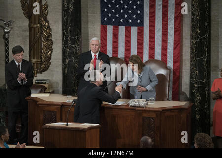 Washington, District of Columbia, USA. 3 Apr, 2019. Sprecherin des Repräsentantenhauses Nancy Pelosi (D-CA) schüttelt Hände mit NATO-Generalsekretär Jens Stoltenberg vor seiner Adresse vor einer gemeinsamen Sitzung des Kongresses zum 70jährigen Bestehen der NATO, 3. April 2019 Credit: Douglas Christian/ZUMA Draht/Alamy leben Nachrichten Stockfoto