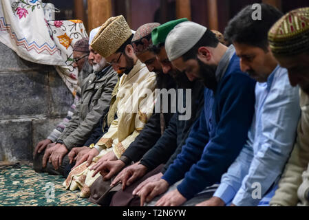 Srinagar, Jammu und Kaschmir, Indien. 3 Apr, 2019. Kaschmirische Muslime werden gesehen, Gebete während der anlässlich des Shab-e-Meraj innerhalb einer Moschee in Srinagar. lailat-ul-meraj auch bekannt als Shab-e-Mairaj ist eine herrliche Nacht, Kennzeichnung der Isra und Meraj des Propheten Muhammad (Friede sei mit ihm), als er von Makkah, Al-Haram-nachgeprüft und, innen Al-Aqsa Moschee (auch bekannt als Baitul Muqaddas) und wurde dann auf den höchsten Stufen der Himmel auffuhr. Kredit Idrees: Abbas/SOPA Images/ZUMA Draht/Alamy leben Nachrichten Stockfoto