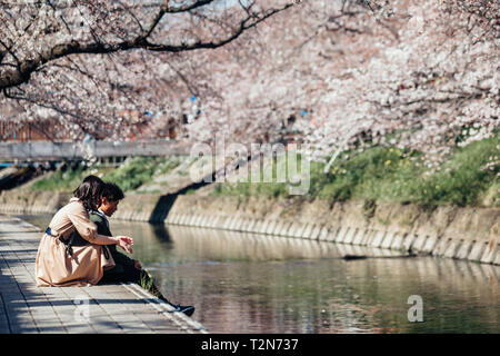 Iwakura, Aichi, Japan. 3 Apr, 2019. Ein paar gesehen genießen während der iwakura Cherry Blossom Festival einen Höhepunkt der Bogen um rund 1.400 Cherry Blossom Bäume, die an beiden Ufern des Gojo Fluss, der fließt durch Iwakura Stadt gepflanzt wurden erstellt. Credit: Takahiro Yoshida/SOPA Images/ZUMA Draht/Alamy leben Nachrichten Stockfoto