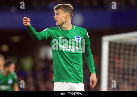 London, Großbritannien. 3 Apr, 2019. Solly März von Brighton & Hove Albion an schaut. Premier League match, Chelsea v Brighton & Hove Albion an der Stamford Bridge in London am Mittwoch, den 3. April 2019. Dieses Bild dürfen nur für redaktionelle Zwecke verwendet werden. Nur die redaktionelle Nutzung, eine Lizenz für die gewerbliche Nutzung erforderlich. Keine Verwendung in Wetten, Spiele oder einer einzelnen Verein/Liga/player Publikationen. pic von Steffan Bowen/Credit: Andrew Orchard sport Fotografie/Alamy leben Nachrichten Stockfoto