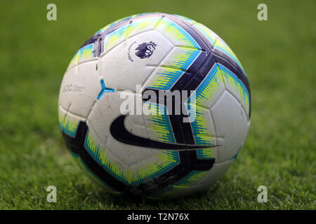 London, Großbritannien. 3 Apr, 2019. Allgemeine Ansicht eines Premier League match Ball auf dem Spielfeld. Premier League match, Chelsea v Brighton & Hove Albion an der Stamford Bridge in London am Mittwoch, den 3. April 2019. Dieses Bild dürfen nur für redaktionelle Zwecke verwendet werden. Nur die redaktionelle Nutzung, eine Lizenz für die gewerbliche Nutzung erforderlich. Keine Verwendung in Wetten, Spiele oder einer einzelnen Verein/Liga/player Publikationen. pic von Steffan Bowen/Credit: Andrew Orchard sport Fotografie/Alamy leben Nachrichten Stockfoto
