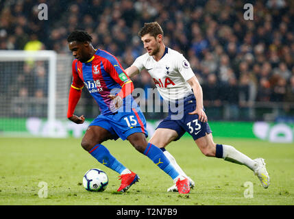 London, Großbritannien. 03 Apr, 2019. Crystal Palace Jeffrey Schlupp und Tottenham Hotspur der Ben Davies während der Englischen Premier League zwischen den Tottenham Hotspur und Crystal Palace an der Tottenham Hotspur Stadion, London, UK am 03 Apr 2019 Credit: Aktion Foto Sport/Alamy leben Nachrichten Stockfoto