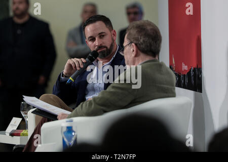 Madrid, Spanien. 03 Apr, 2019. Santiago Abascal beobachtet, als er während der Veranstaltung für die Präsentation des Buches. Credit: Jesús Hellin/Alamy leben Nachrichten Stockfoto