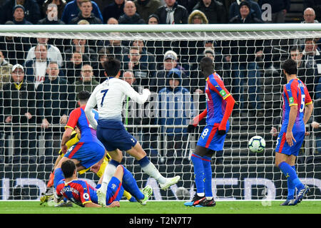 London, Großbritannien. 3 Apr, 2019. Tottenham vorwärts Heung-Min Sohn Kerben das erste Tor in der Premier League Match zwischen den Tottenham Hotspur und Crystal Palace an der Tottenham Hotspur Stadion, London am Mittwoch, den 3. April 2019. Nur für den redaktionellen Gebrauch bestimmt. Keine Verwendung in Wetten, Spiele oder einer einzelnen Verein/Liga/player Publikationen. Foto darf nur für Zeitung und/oder Zeitschrift redaktionelle Zwecke verwendet werden. Credit: MI Nachrichten & Sport/Alamy leben Nachrichten Stockfoto