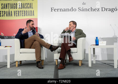 Madrid, Spanien. 3 Apr, 2019. Santiago Abascal beobachtet, als er während der Veranstaltung für die Präsentation des Buches. Credit: Jesus Hellin/ZUMA Draht/Alamy leben Nachrichten Stockfoto