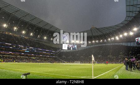 London, Großbritannien. 3 Apr, 2019. Schnee fällt, bevor die Premier League Match zwischen den Tottenham Hotspur und Crystal Palace an der Tottenham Hotspur Stadion am 3. April 2019 in London, England. (Foto von Paul Raffety/phcimages.com) Credit: PHC Images/Alamy leben Nachrichten Stockfoto