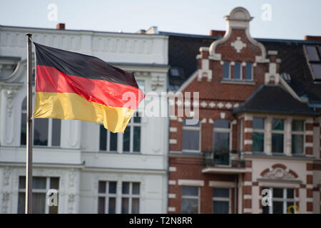 Berlin, Deutschland. 03 Apr, 2019. Eine deutsche Flagge ist das Fliegen in Berlin Alt-Moabit Bezirk. Credit: Lisa Ducret/dpa/Alamy leben Nachrichten Stockfoto