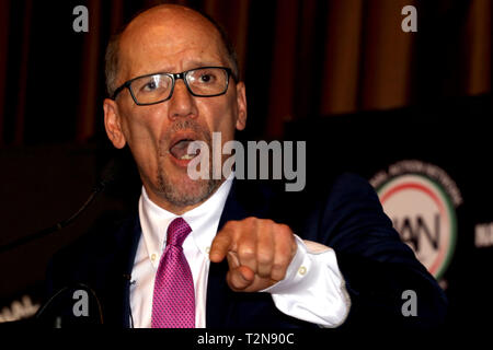 New York, NY, USA. 3. Apr, 2019. TOM PEREZ, Vorsitzender des Democratic National Committee (DNC) am bürgerlichen Rechte Organisation der nationalen Action Network (NAN) 28. Jahrestagung, drei (3) Tage Programm in New York City am 3. April, 2019. Unter der Leitung von Gründer/Präsident Reverend Al Sharpton, der größten öffentlichen Rechte-Konferenz in den USA wird fast ein Dutzend 2020 U.S. Presidential hopefuls, Geistliche, Bürgerrechtler und Interessengruppen in der Nation, der Staat der bürgerlichen Freiheiten und der rassischen Gerechtigkeit in Amerika zu prüfen.. © 2019 G. Ronald Lopez/DigiPixsAgain. us/Alamy leben Nachrichten Stockfoto