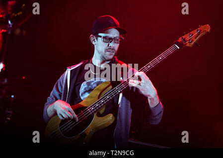 Mailand, Italien. 03 Apr, 2019. Stefan Lessard, der Bassist der amerikanischen Band Dave Matthews Band, die live auf der Bühne in Mailand, auf dem Forum von Assago, für die European Tour der Band. Credit: Alessandro Bosio Credit: Alessandro Bosio/Alamy leben Nachrichten Stockfoto