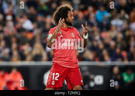 Stadium Mestalla, Valencia, Spanien. 3 Apr, 2019. Liga Fußball, Valencia gegen Real Madrid; Marcelo Real Madrid Gesten der Schiedsrichter Credit: Aktion plus Sport/Alamy leben Nachrichten Stockfoto