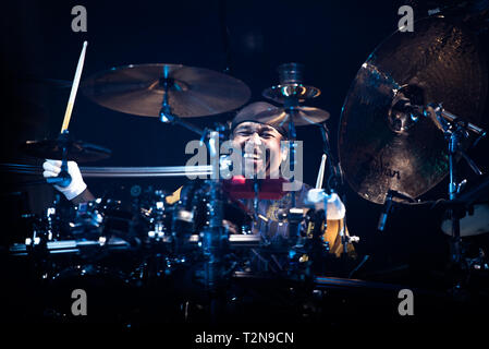 Mailand, Italien. 03 Apr, 2019. Carter Beauford, Schlagzeuger der amerikanischen Band Dave Matthews Band, die live auf der Bühne in Mailand, auf dem Forum von Assago, für die European Tour der Band. Credit: Alessandro Bosio Credit: Alessandro Bosio/Alamy leben Nachrichten Stockfoto