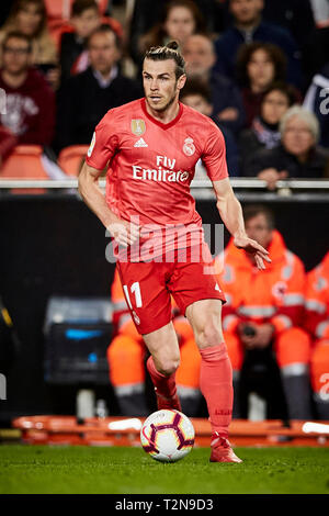 Stadium Mestalla, Valencia, Spanien. 3 Apr, 2019. Liga Fußball, Valencia gegen Real Madrid; Gareth Bale von Real Madrid bricht nach vorn Quelle: Aktion plus Sport/Alamy leben Nachrichten Stockfoto