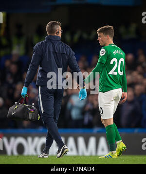 London, Großbritannien. 03 Apr, 2019. Solly März von Brighton & Hove Albion erlischt Verletzt während der Premier League Spiel zwischen Chelsea und Brighton und Hove Albion an der Stamford Bridge, London, England am 3. April 2019. Foto von Andy Rowland. Credit: Andrew Rowland/Alamy leben Nachrichten Stockfoto