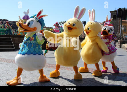 Tokio, Japan. 3 Apr, 2019. Disney Charakter Donald und Daisy Duck auf einer Stufe mit den neuen Charakter Usapiyos während einer Pressekonferenz der neuen Attraktion "tip-top Ostern Ostern" in Tokyo DisneySea in Urayasu durchführen, Vorort von Tokio am Mittwoch, 3. April 2019. Die Disney Theme Park Betreiber Oriental Land angekündigt, dass eine Rekordzahl von 32.56 Millionen Gäste besuchten Tokyo Disneyland und Tokyo DisneySea im Geschäftsjahr 2018 endet am 31. März und zeitgleich mit dem 35. Jahrestag von Tokyo Disneyland. Credit: Yoshio Tsunoda/LBA/Alamy leben Nachrichten Stockfoto