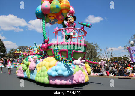 Tokio, Japan. 3 Apr, 2019. Disney Charakter Minnie Mouse Wellen ihre Hand aus einem Schwimmer, der bei einer Pressekonferenz der neuen Ostern Parade an der Tokyo Disneyland in Urayasu, Vorort von Tokio am Mittwoch, 3. April 2019. Die Disney Theme Park Betreiber Oriental Land angekündigt, dass eine Rekordzahl von 32.56 Millionen Gäste besuchten Tokyo Disneyland und Tokyo DisneySea im Geschäftsjahr 2018 endet am 31. März und zeitgleich mit dem 35. Jahrestag von Tokyo Disneyland. Credit: Yoshio Tsunoda/LBA/Alamy leben Nachrichten Stockfoto