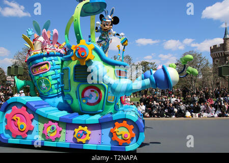 Tokio, Japan. 3 Apr, 2019. Disney Charakter Mickey Maus reagiert auf die Gäste aus einem Schwimmer, der bei einer Pressekonferenz der neuen Ostern Parade an der Tokyo Disneyland in Urayasu, Vorort von Tokio am Mittwoch, 3. April 2019. Die Disney Theme Park Betreiber Oriental Land angekündigt, dass eine Rekordzahl von 32.56 Millionen Gäste besuchten Tokyo Disneyland und Tokyo DisneySea im Geschäftsjahr 2018 endet am 31. März und zeitgleich mit dem 35. Jahrestag von Tokyo Disneyland. Credit: Yoshio Tsunoda/LBA/Alamy leben Nachrichten Stockfoto